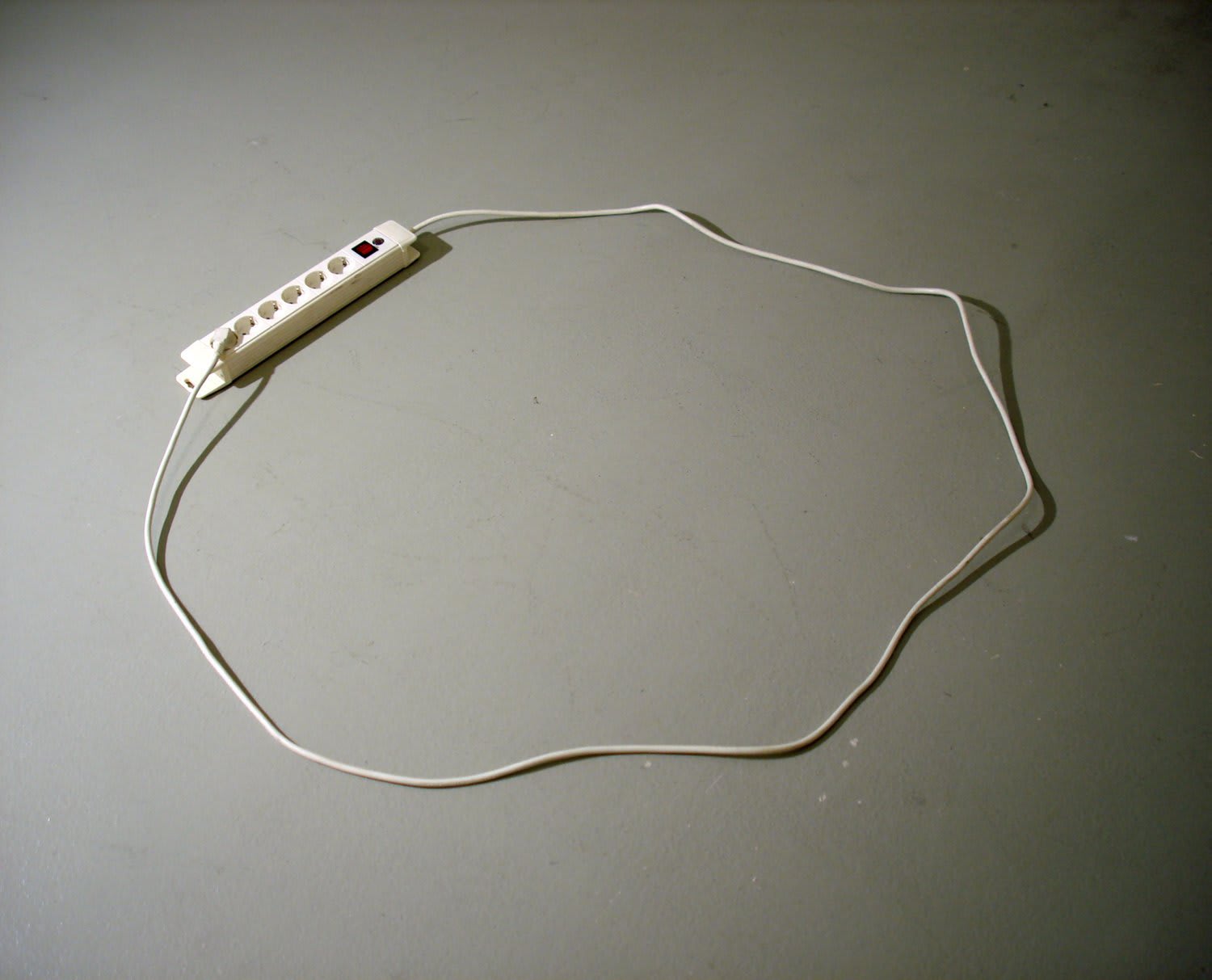 Wilfredo Prieto, Closed circuit, 2005