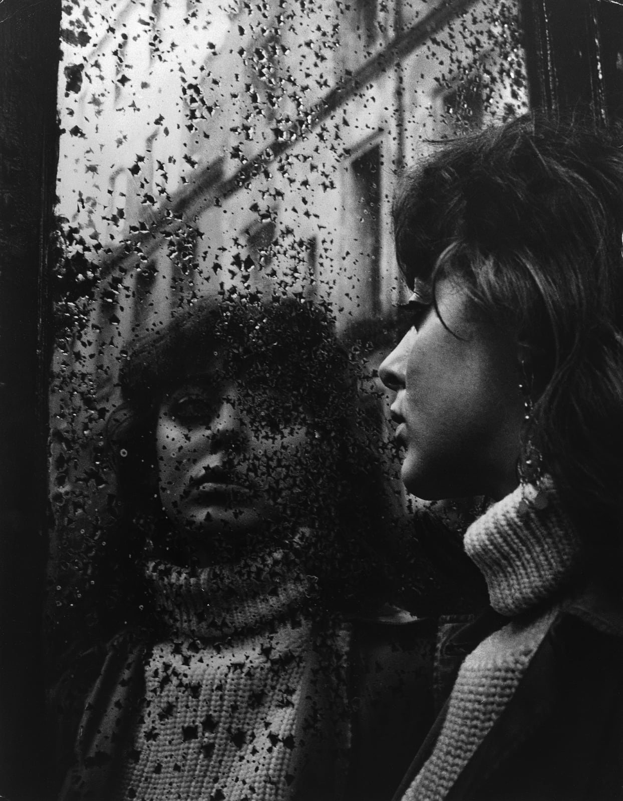 Ed van der Elsken, Vali in the mirror with starlets, Paris, 1952