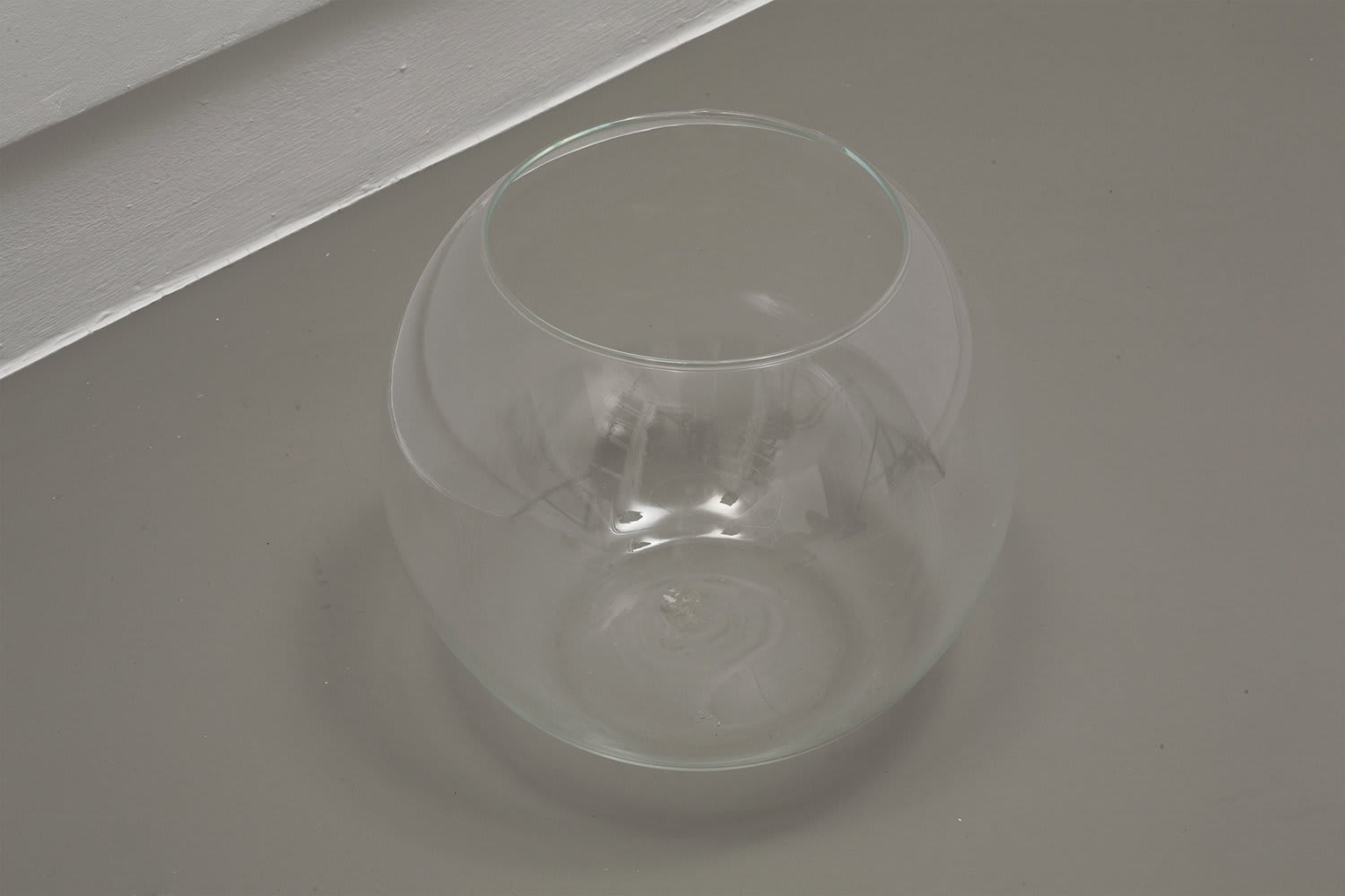 Wilfredo Prieto, Fish bowl without fish, 2011
