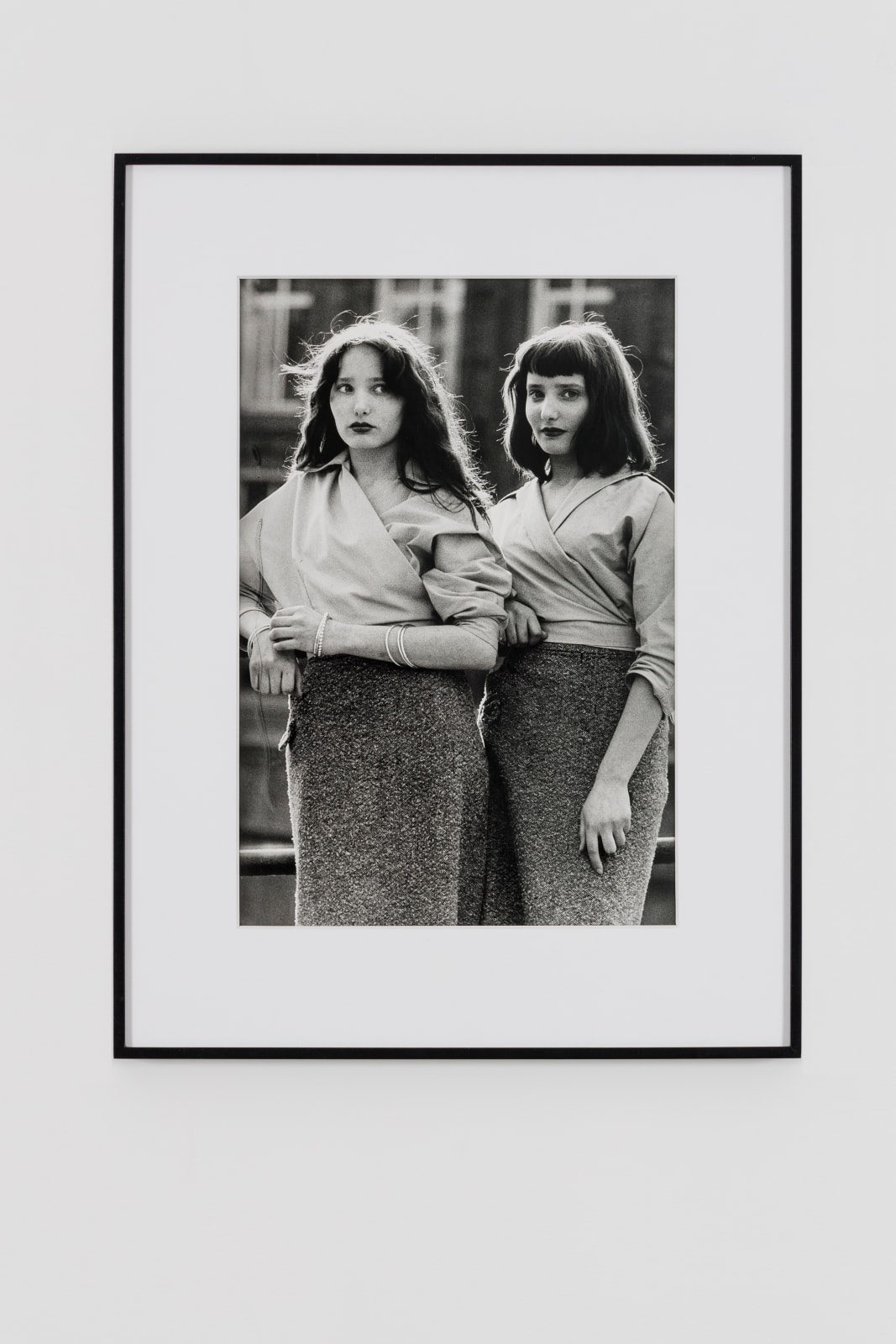 Ed van der Elsken, Twins Amsterdam Nieuwmarkt, 1956