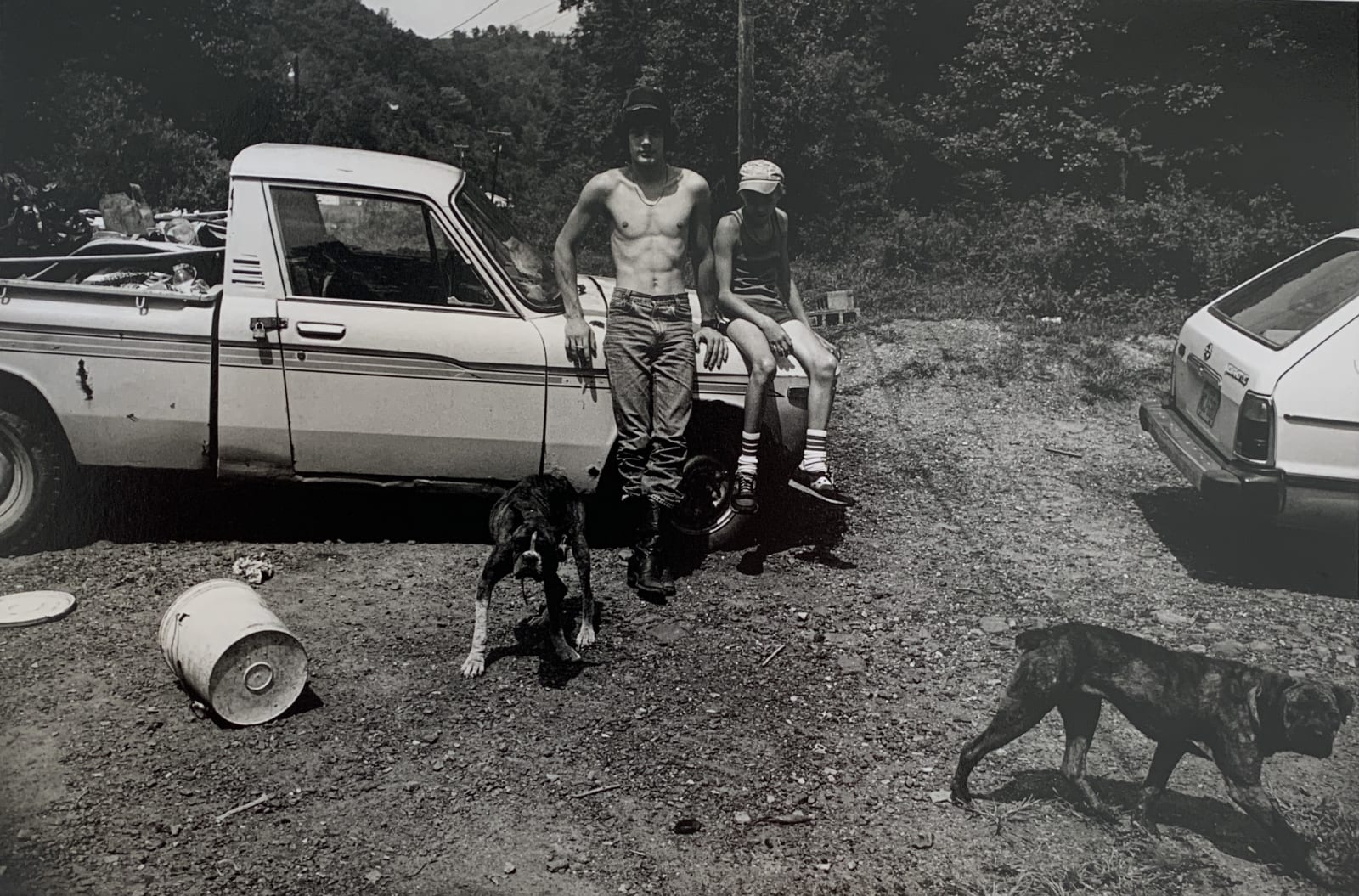 Bertien van Manen, Scottie and Gordon in the hollow, Kentucky, 1987