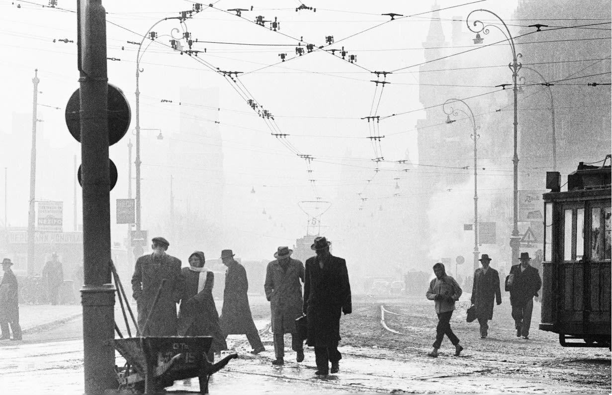 Ed van der Elsken, Stationsplein, Amsterdam, 1956 ca.