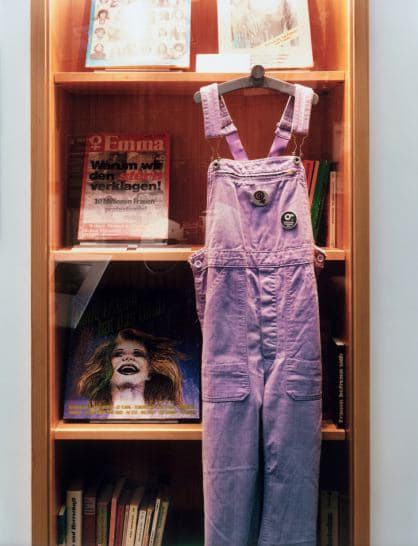 Annette Kelm, Vitrine zur Geschichte der Frauenbewegung in der Bundesrepublik Deutschland, Stiftung Haus der Geschichte der Bundesrepublik Deutschland, Bonn (Vitrine for the History of the Women's Movement in the Federal Republic of Germany, Foundation House for the History of the Federal Republic of Germany, Bonn), 2013