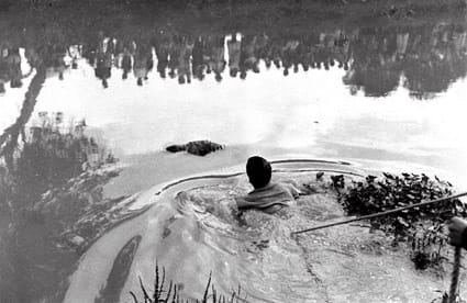 Enrique Metinides, Untitled (Rescate de un ahogado enXochimilco con público reflejado en elagua), 1960