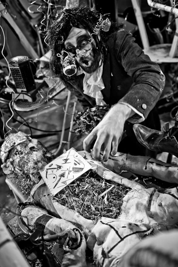 John Bock, Im Schatten der Made (In the Shadow of the Maggot), 2010