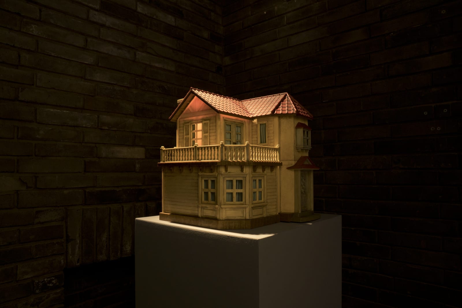 JANG Jongwan, Under the Red Roof, 2018