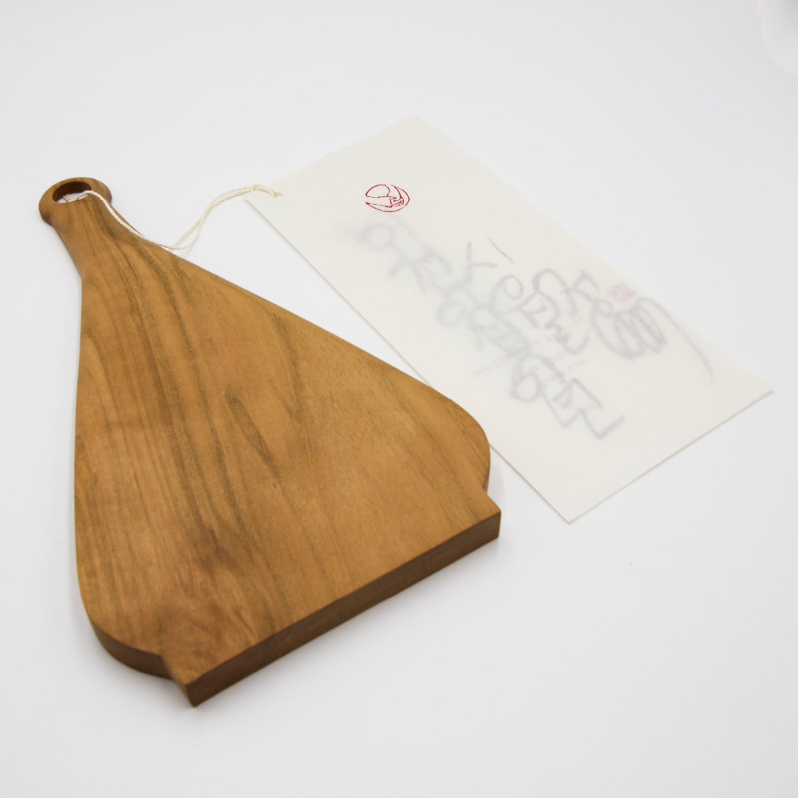 LEE Jeongbae (Design works), 도자기 도마 (보물 1060호 백자철화끈무늬병), 2022