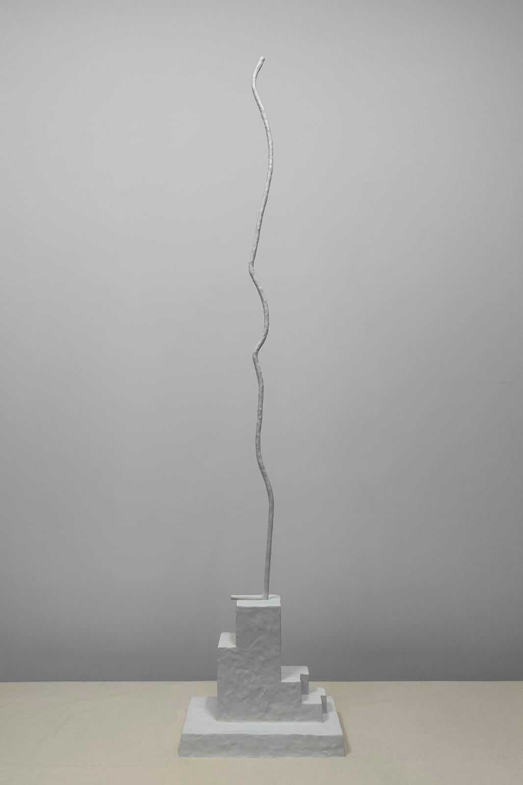 KIM Inbai, A Figure on a Small Quadruple Pedestal 네 개의 받침 위의 형상, 2025