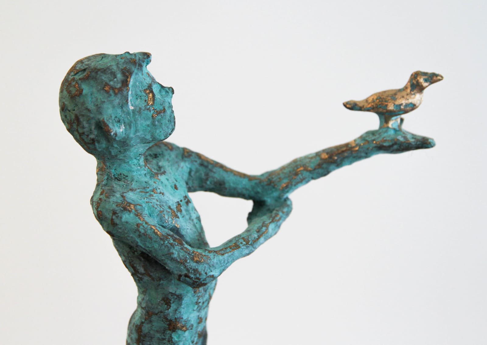 BABETTE DEGRAEVE, JONGEN MET VOGEL OP DE HAND, 2025