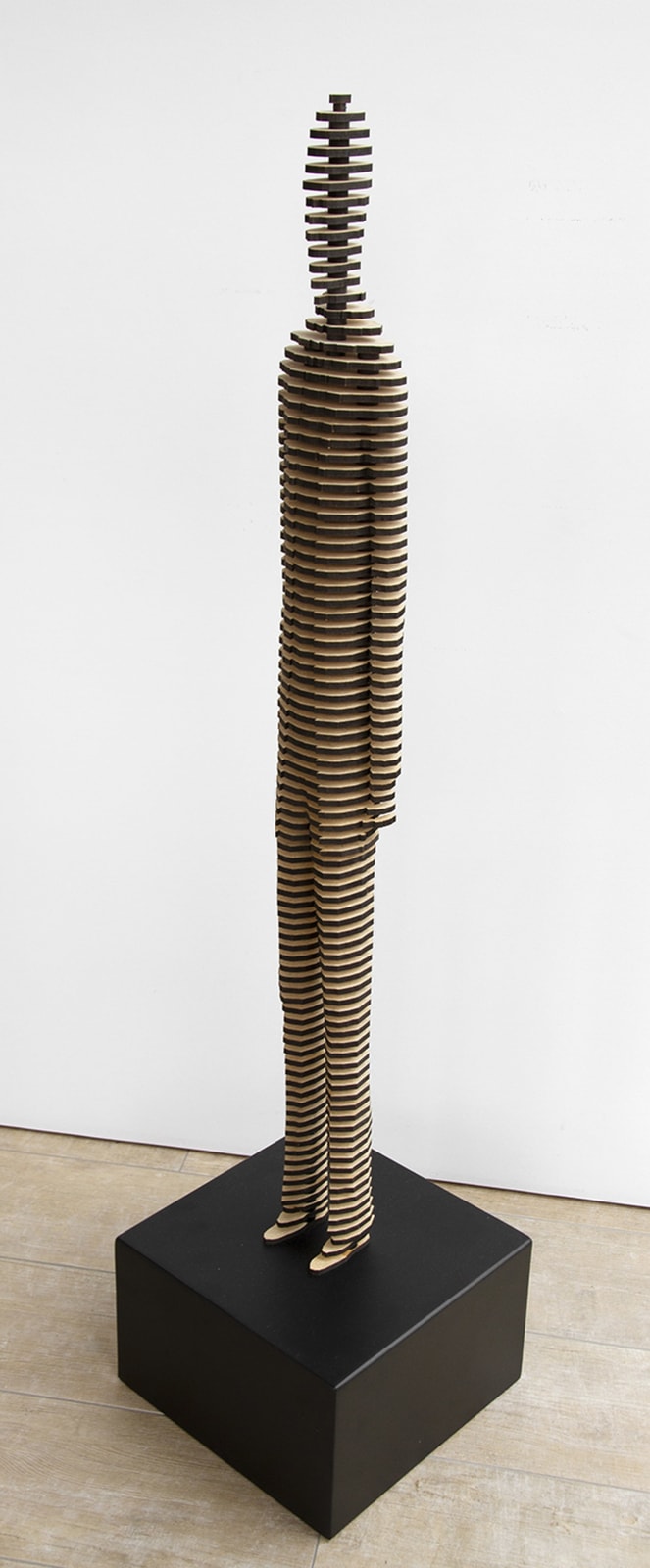 MARIANNE TURCK, SKINNY MAN (witte sokkel)