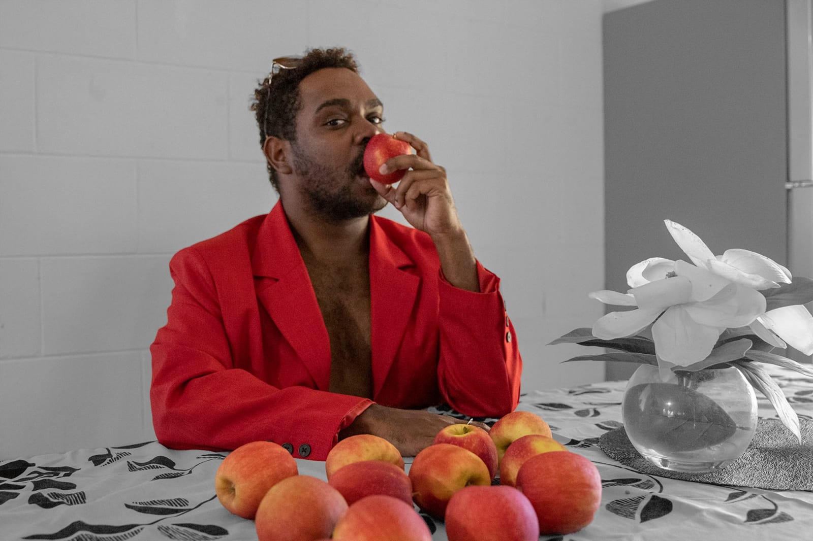 Naomi Hobson, 9 Red Apples, 2022