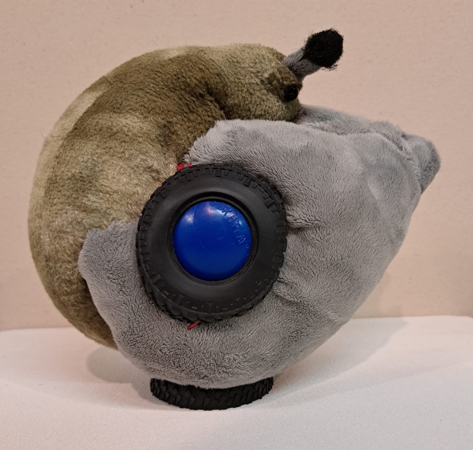 Angel Fernandez, Embracing Elephant and Lizard, 2024