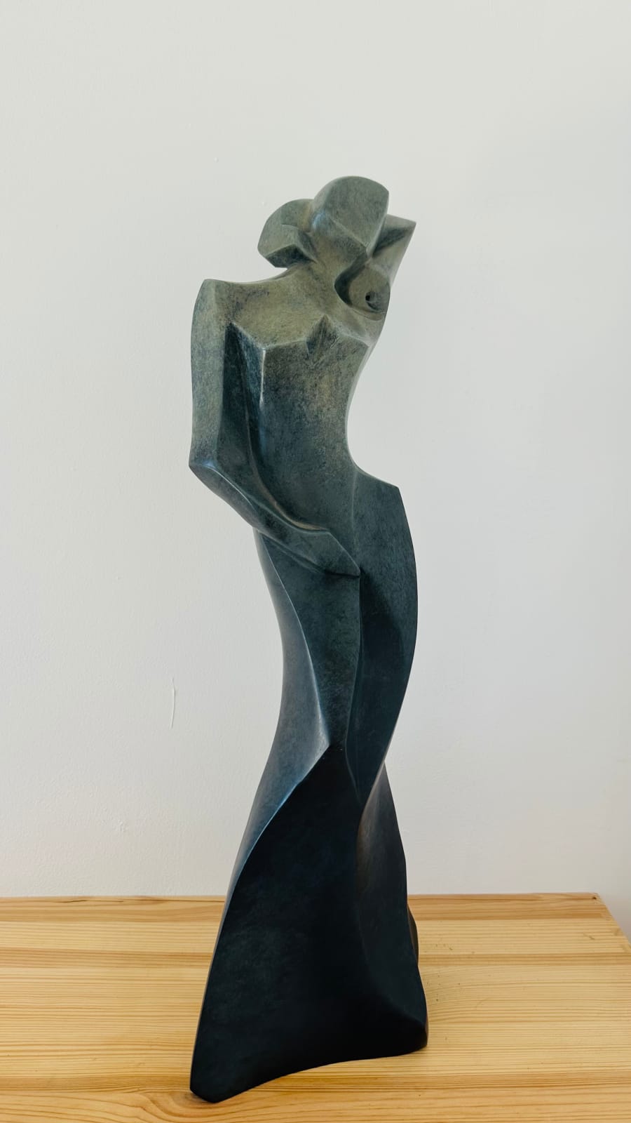 Hedendaagse bronzen sculptuur Rêveuse van So du Sud, Kubistische bronzen beeldhouwwerk met unieke patina, Moderne kunst voor verzamelaars van bronzen, Bronzen beeld voor luxe interieurdecoratie, Kubistisch beeldhouwwerk voor modern salon, Patina bronzen sculptuur ideaal voor interieurdesign, Uniek kunstwerk voor kunstgalerieën, Moderne bronzen sculptuur voor hoogwaardige decoratie, Bronzen beeld voor hedendaagse tuin, Rêveuse bronzen beeld in moderne kunstcollectie, Kubistisch kunstwerk voor verzamelaars, Beeldhouwwerk van So du Sud voor modern interieur, Bronzen sculptuur voor stijlvolle woonkamer, Kunstwerk voor interieurarchitecten, Exclusieve bronzen sculptuur voor verzamelaars
