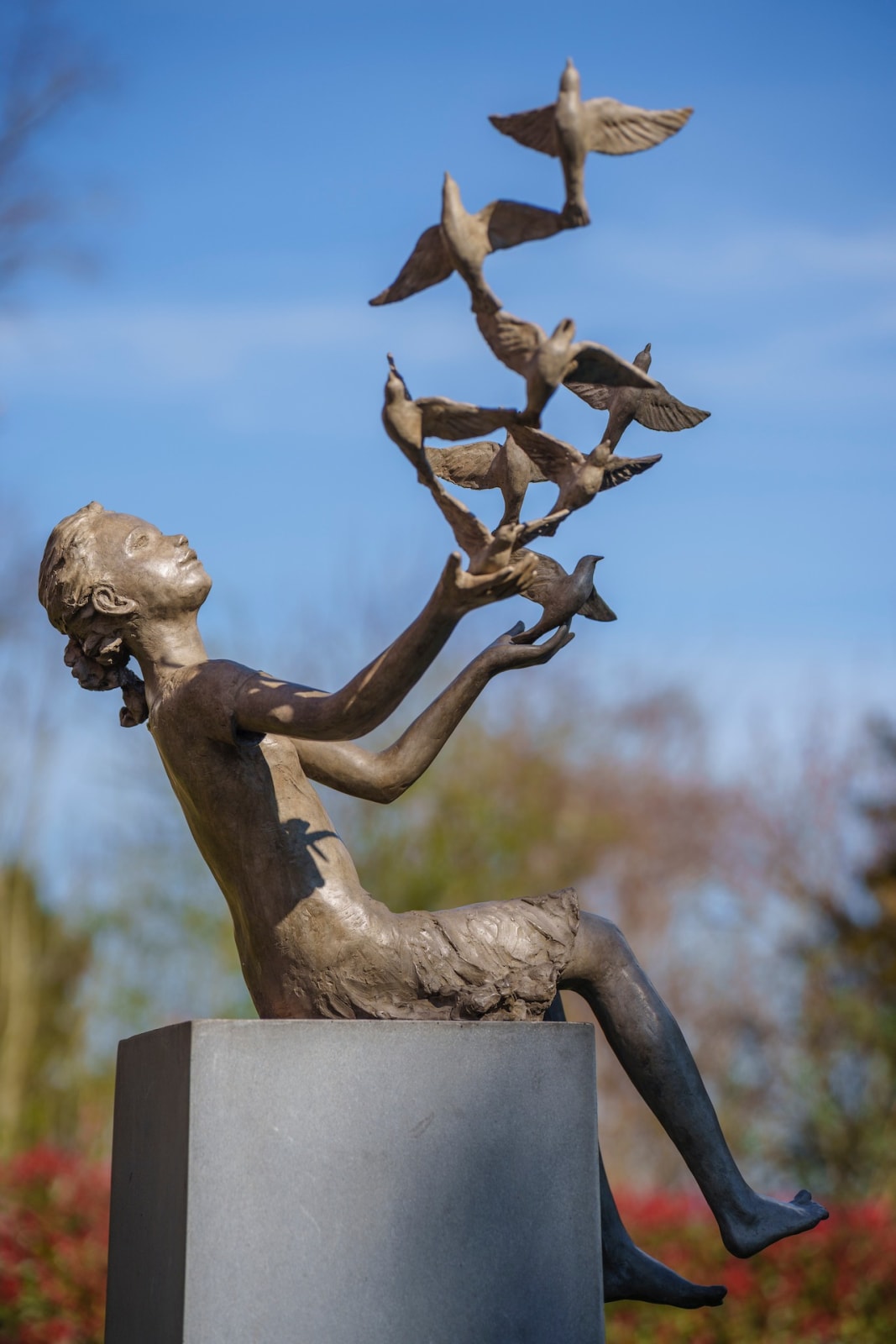Béatrice Cols, Belgische kunstenares, kunstenaar, beeldhouwwerk, bronzen beeldhouwwerk, tuinbeeldhouwwerk, Libre, beeldhouwwerk jong meisje en vogels, beeldhouwwerk vogels in vlucht, vlucht van vogels, bronzen tuinbeeld, tuindecoratie, leasing van kunstwerken, kunstinvestering, kunstcollectie, hedendaagse kunst, fine art, fine art fair, Fine Art Fair Wavre, Art Thema, Galerie Art Thema, SMART aix, SMART, aix-en-provence