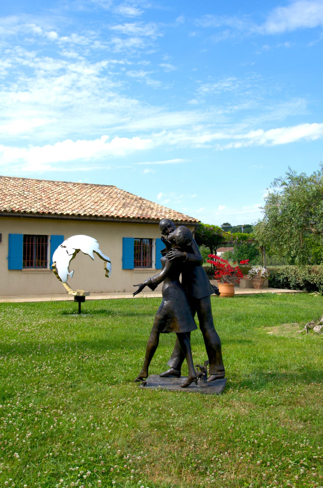 L'invités, rené julien, bronzen sculptuur, figuratieve sculptuur, paarsculptuur, sculptuur van de liefde, hedendaagse sculptuur, romantische sculptuur, monumentale sculptuur, art thema heyi, brussels art gallery, garden sculpture, home design, art decoration, interior design