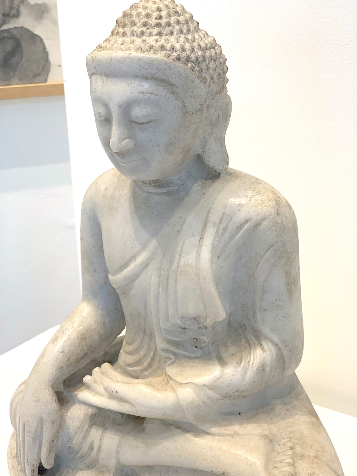Birma Boeddha, Boeddha, Boeddha status, stenen boeddha, marmeren boeddha, boeddha scultpure, witte boeddha, boeddha sculptuur, boeddha antiek, birma antiek, kunsttentoonstelling, Aziatische kunst, Aziatisch antiek, interieurontwerp, kunstdecoratie, artyi, Belgische kunstgalerie