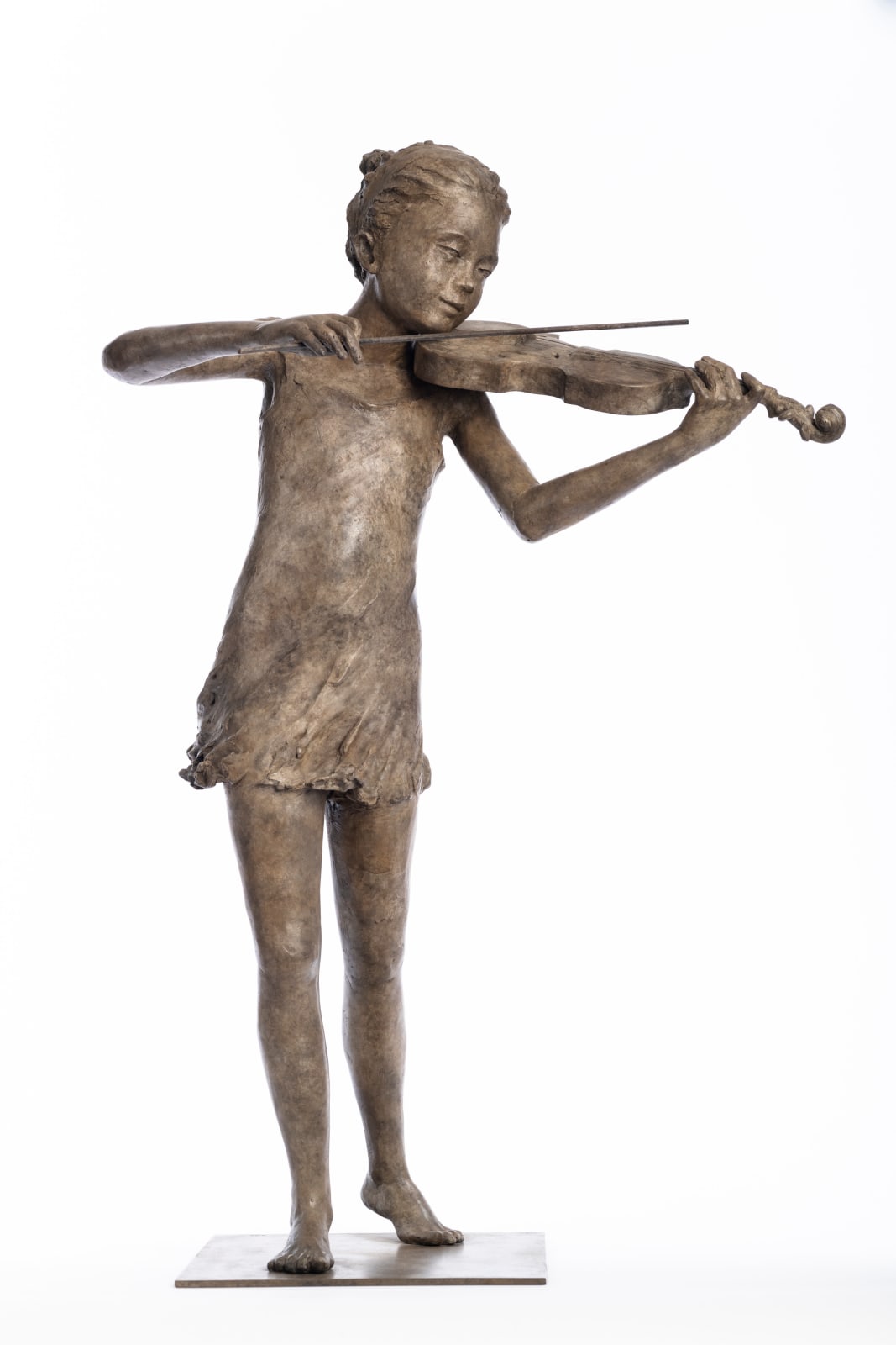 beatrice cols, artiste, sculpteur, belge, jeune fille, violon, robe, frais, estival, musique, bronze, sculpture en bronze, galerie art thema, art thema, antica bruxelles, foire, antica namur, antica, arles
