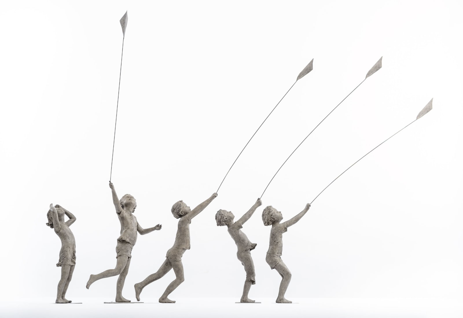 bronze, sculpture, little girl, little boy, children, sky, kite, dream, figurative sculpture, tenderness, sweetness, art thema, artthema, art, thema, cols