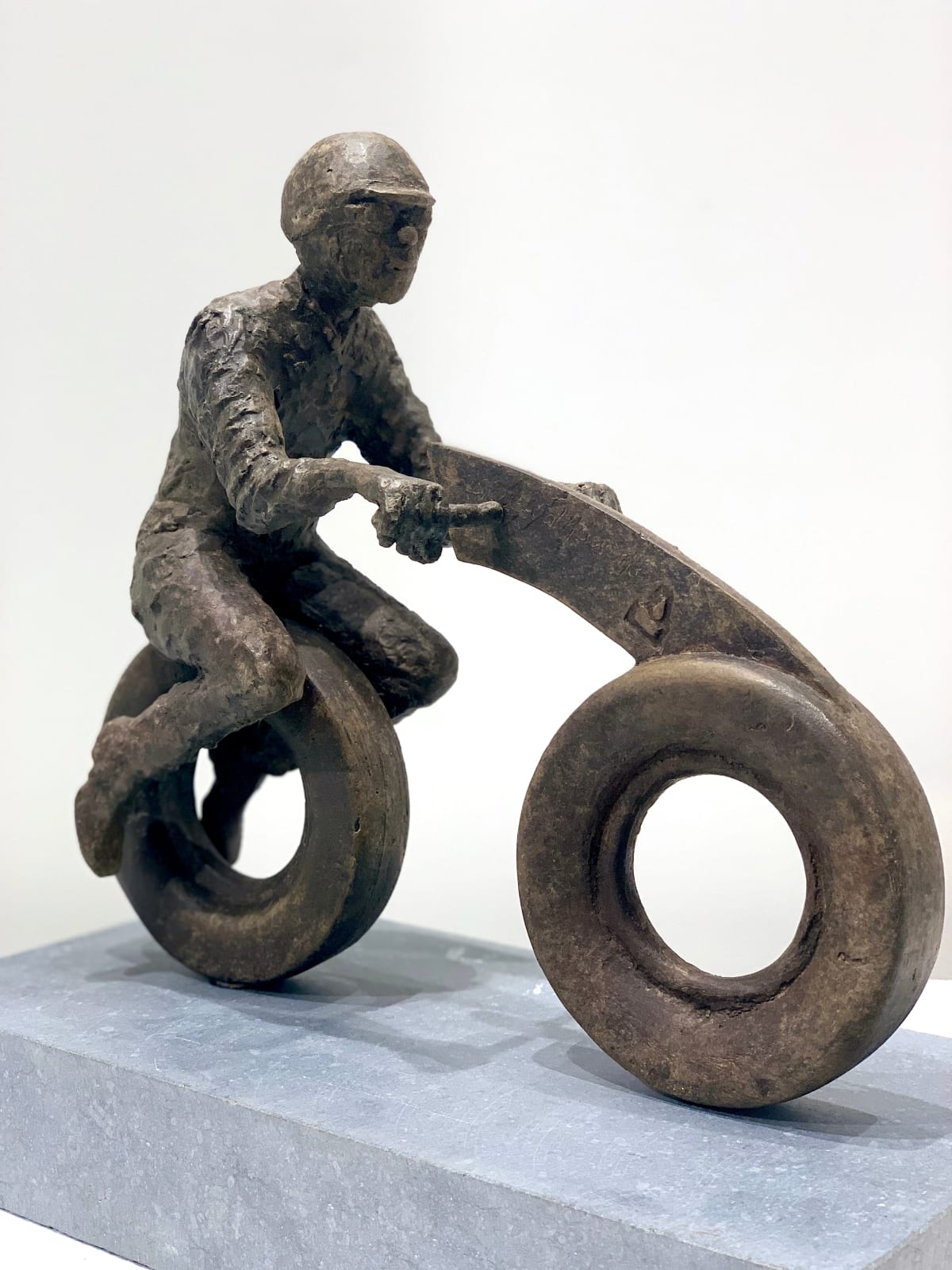 Zestig, motocycle, moto, lieven d'haese, motocyclist, moto sculpture, sports sculpture, bronzen sculpture, pilot sculpture, boy sculpture, afrikaanse sculptuur, onschuldige sculptuur, sculptuur van hoop, sculptuurkunst, sculptuur van de natuur, interieursculptuur, figuratieve kunst , figuratieve beeldhouwkunst, hedendaagse beeldhouwkunst, interieur ontwerp, kunstdecoratie, salondecoratie, jongensbeeldhouwwerk, afrikaans beeldhouwwerk, afrika, afrikaanse kunst, vrijheidsbeeldhouwkunst, kunstgalerij, belgische kunstgalerij, brusselse kunstgalerij, art yi, art yi galerij