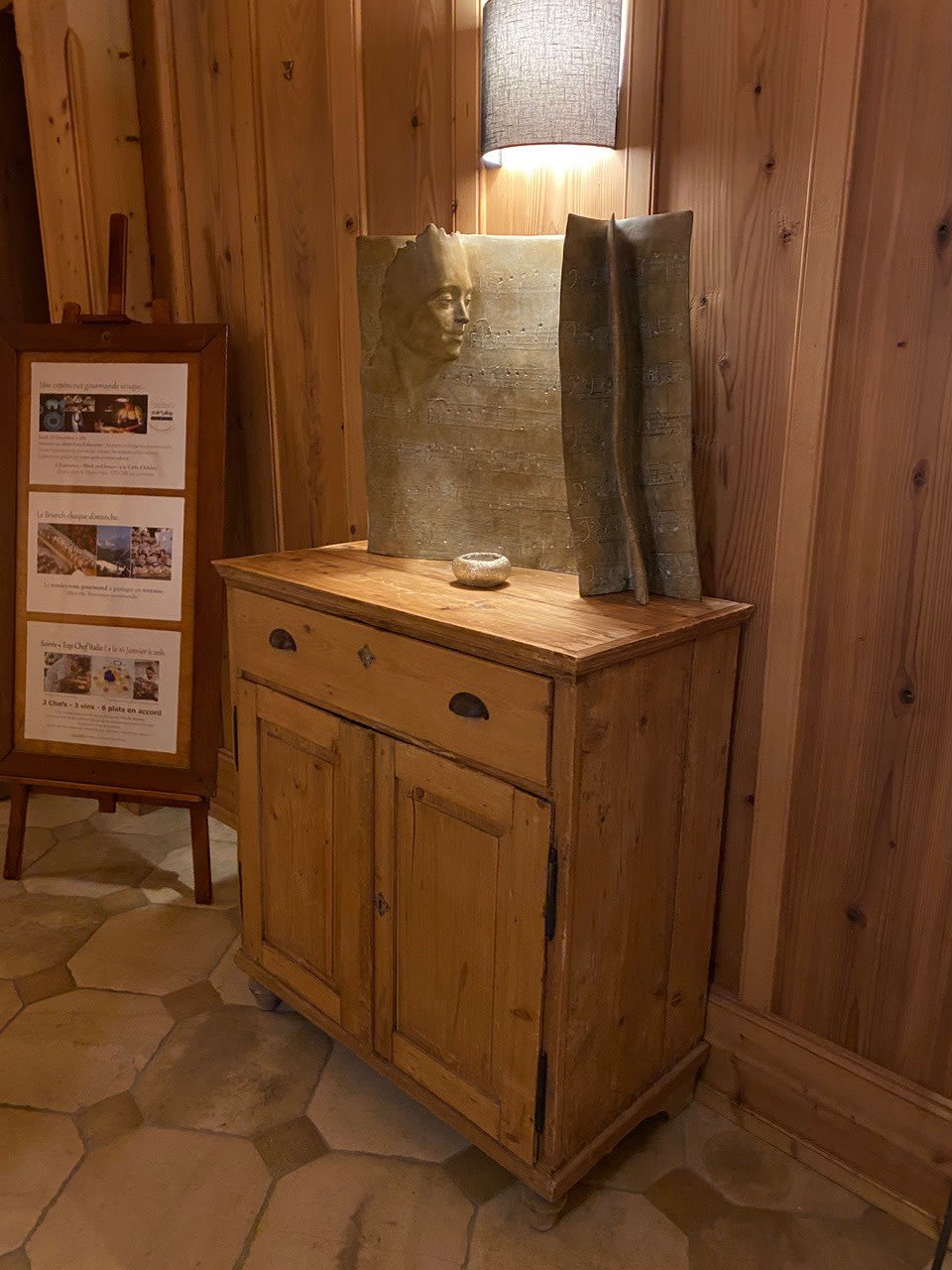 art thema, artthema, art, thema, Muziekblad, muziek, muziek en kunst, vrouw, muzieknoot, muziekboek, gezicht, geest, bronzen sculptuur, Paola Grizi, Italiaanse artiest, hedendaagse beeldhouwkunst, bronzen sculptuur, beeldhouwkunst, kunstdecoratie, interieurontwerp, kunstontwerp, salondecoratie , art home, galerie art thema heyi, galerie hedendaagse kunst brussel