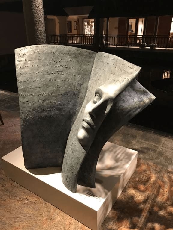 art thema, artthema, art, thema, Looking ahead, femme, livre, book, woman, mysterious, girl, bronze, sculpture, contemporary art, italian art, Paola Grizi, Art Thema Heyi Gallery, Brussels