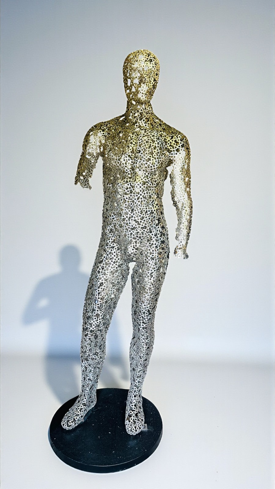 Elio, sculpture contemporaine en inox de Gregory Castiglia représentant une figure masculine debout, œuvre ajourée adaptée à un environnement extérieur.