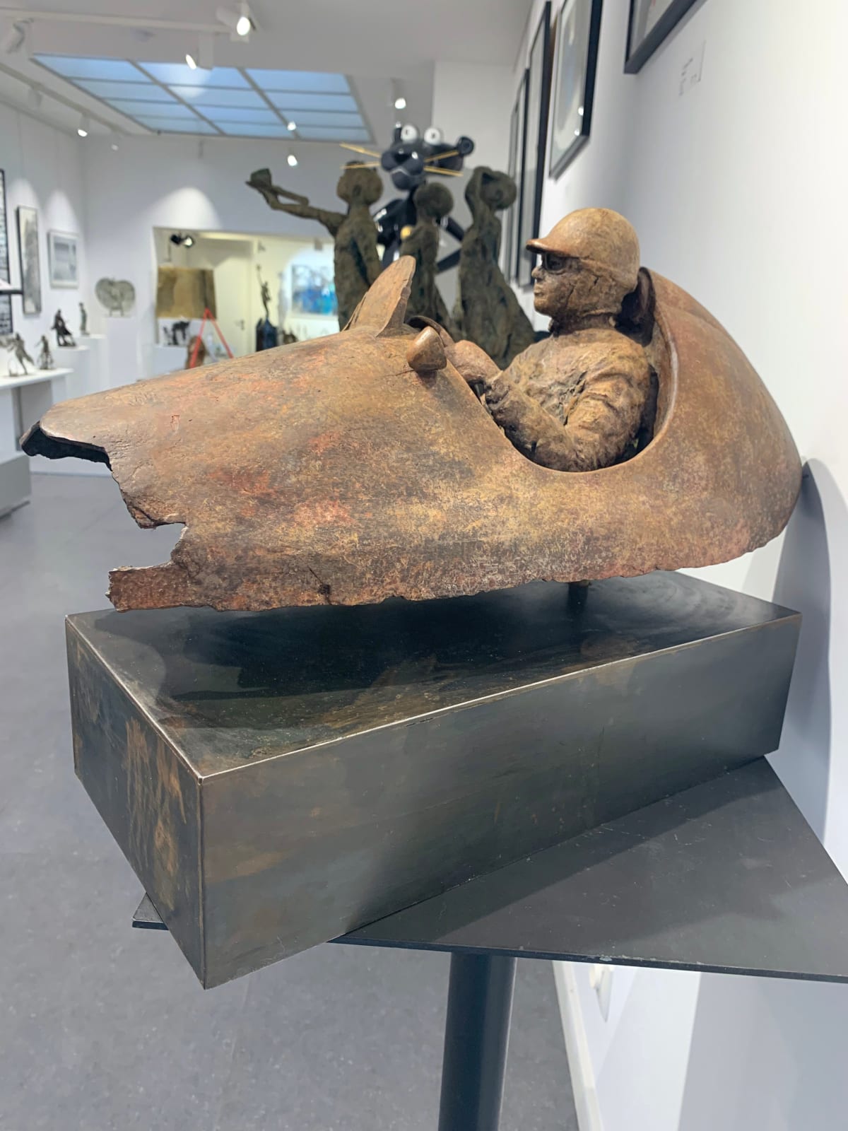 meester van de snelheid, lieven d'haese, bronzen sculptuur, autosculptuur, racesculptuur, racewagensculptuur, bestuurdersculptuur, jongenssculptuur, onschuldige sculptuur, sculptuur van hoop, beeldhouwkunst, sculptuur van de natuur, interieursculptuur, figuratieve kunst, figuratieve sculptuur , hedendaagse beeldhouwkunst, interieurontwerp, kunstdecoratie, salondecoratie, art thema heyi, belgische kunstgalerie