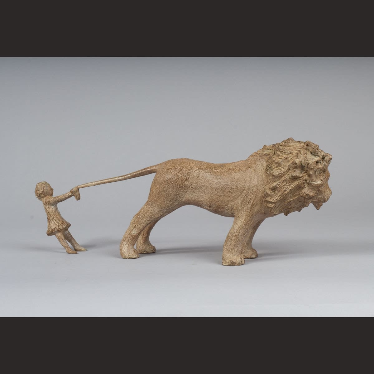 sophie verger sculpture, sculpture bronze sophie verger, art thema sophie verger, lion sophie verger, sculpture lion sophie verger, lion et petite fille sophie verger, sculpture lion et petite fille en bronze, sculpture animalière art thema, sculpture art thema sophie verger, sculpture lion smart aix