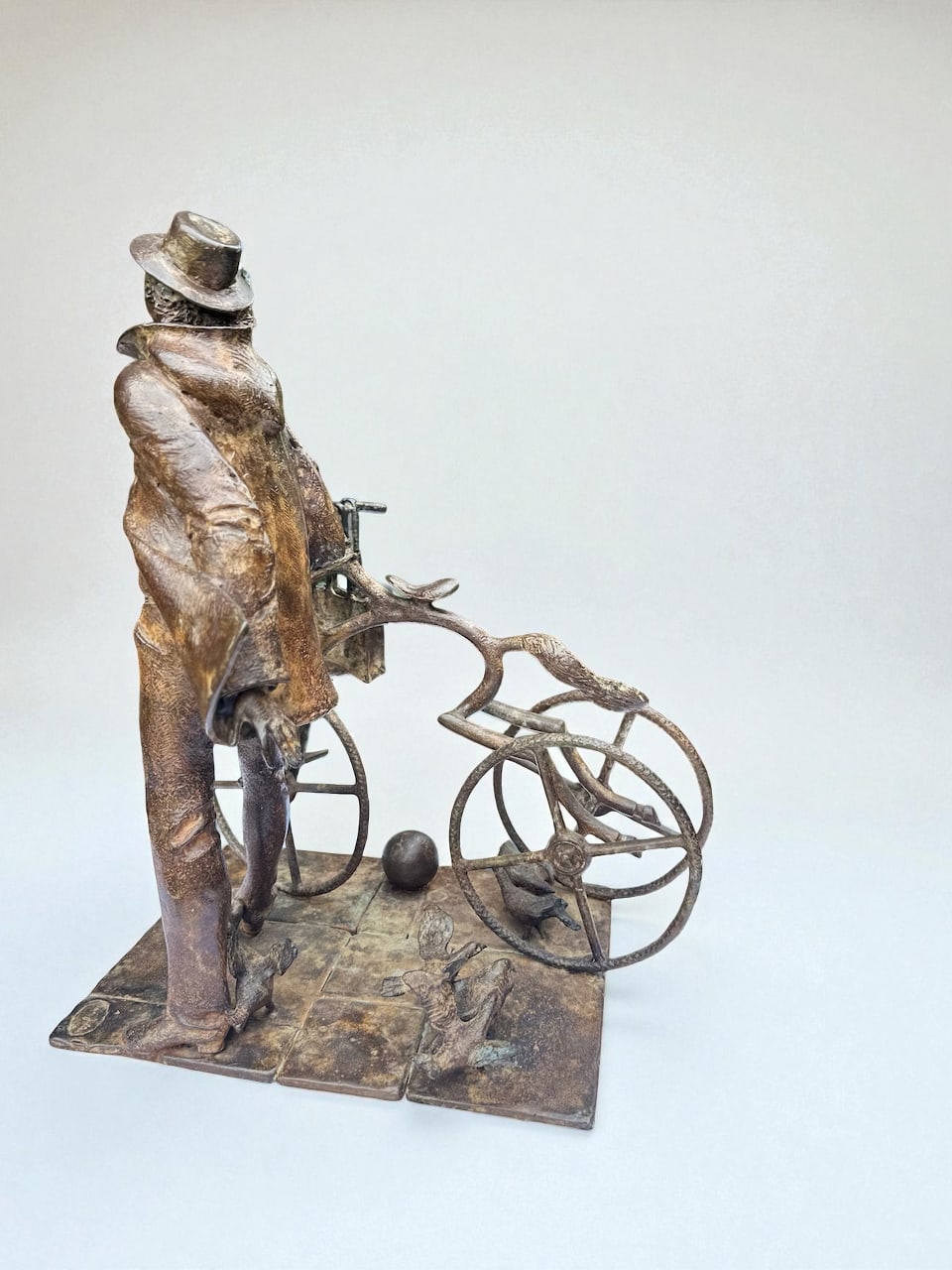 sculpture en bronze, Passé Présent, René Julien, artiste belge, homme à côté de son vélo, vélo avec tête de cheval, bronze figuratif, art contemporain, œuvre fine art, sculpture narrative, bronze patiné, collection d’art, sculpture monumentale, Art Thema Gallery
