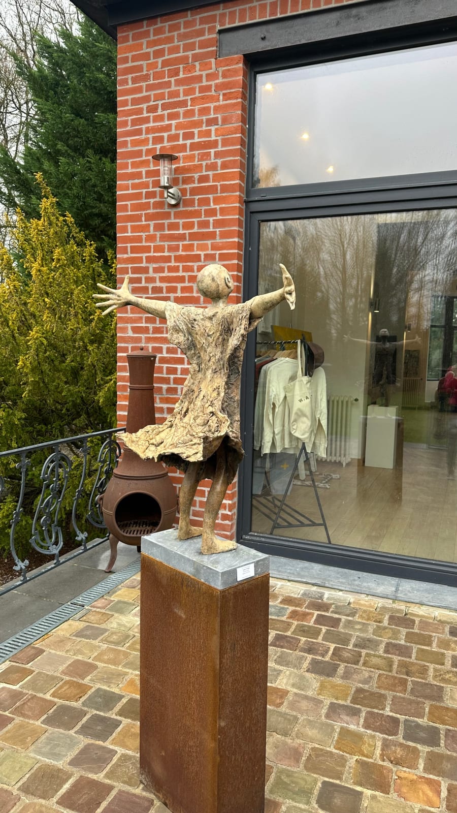 IIXV, monumental samtida skulptur av Lieven D’Haese som symboliserar mänsklig helhet genom de romerska siffrorna II, X och V, ett uttrycksfullt verk för samlare samt inrednings- eller landskapsarkitekter.