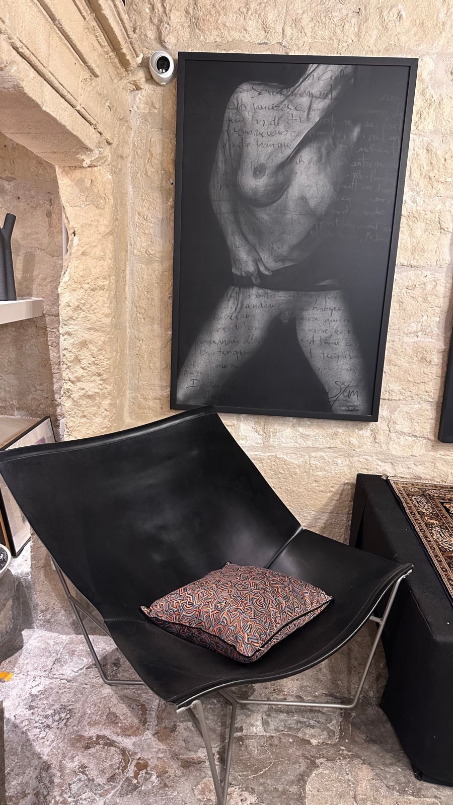 peter henri stein, photo, photograph, rencontres de la photo, off arles, ie, expo photo, arles, bruxelles, noir et blanc, photo noir et blanc, femme nue, noire, noir, mouvement, sensuel, sensualité, voile, christique, folle de dieu, élégant, art thema, vb studio lifestyle, kiki studio, design, fauteuil noir