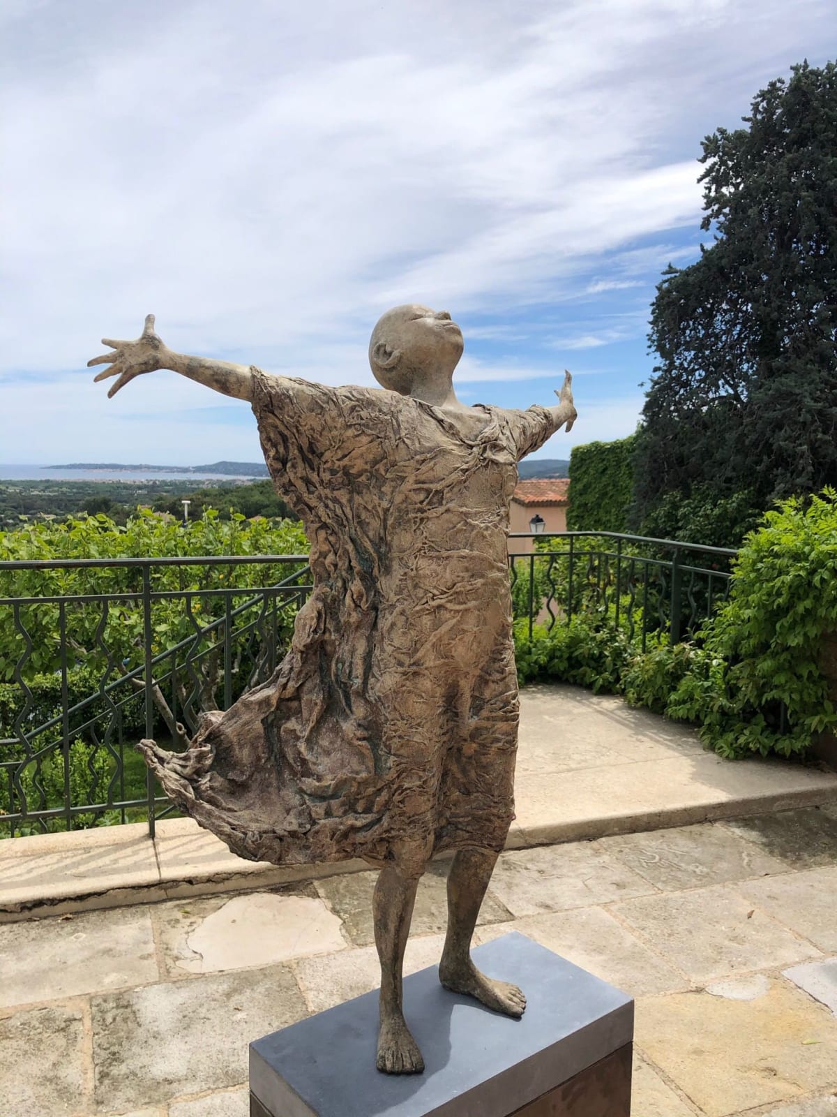 IIXV, escultura monumental contemporánea de Lieven D’Haese que simboliza la plenitud humana a través de los números romanos II, X y V, obra potente para coleccionistas y arquitectos de interior o paisajistas.