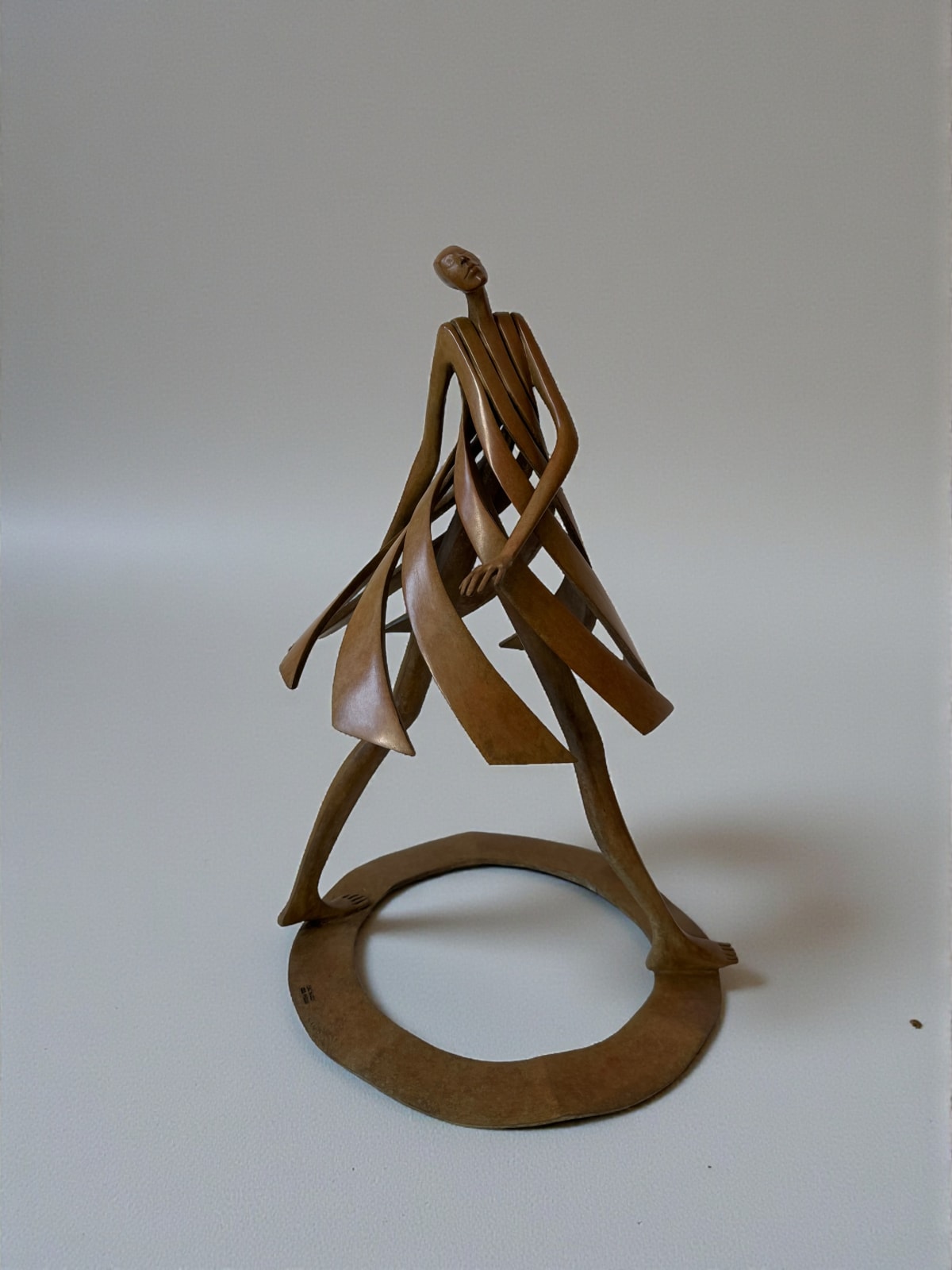 Primavera, sculpture contemporaine en bronze patiné par Isabel Miramontes, nouvelle édition 2026, patine caramel, œuvre figurative iconique destinée aux collectionneurs