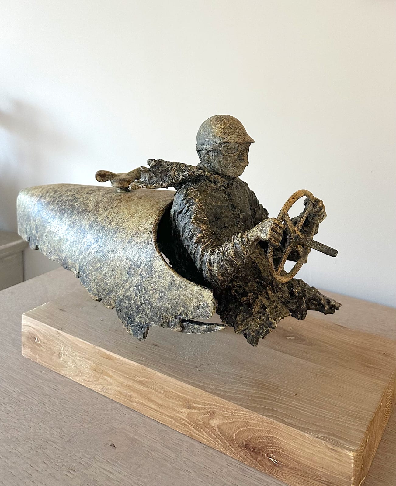 Escultura contemporánea en bronce Master of Speed IV de Lieven D’Haese, obra figurativa con fuerte expresión humana, ideal para coleccionistas de arte y proyectos de interiorismo.