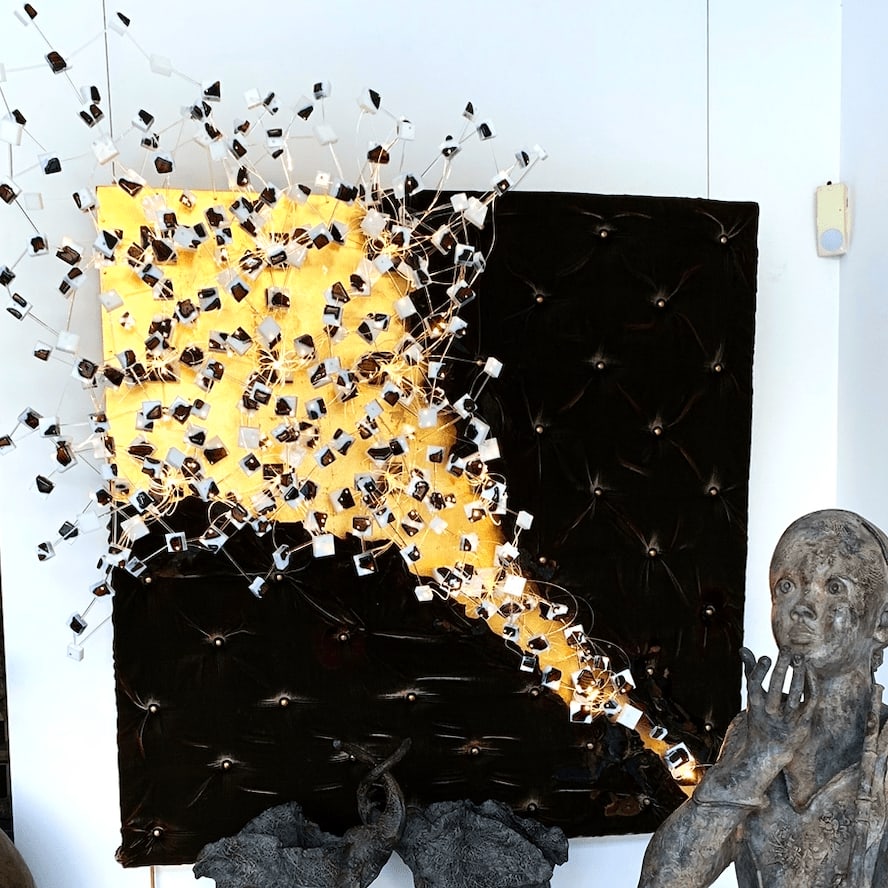 ROD, fleur 2, printemps, art floral, art d'installation, fibre optique, lumière sur mur, art contemporain, art de la fragmentation, installation contemporaine, décoration murale étonnante, design d'art, design d'intérieur, maison d'art, art abstrait, tissu, mix media, galerie art thema heyi, galerie d'art bruxelles