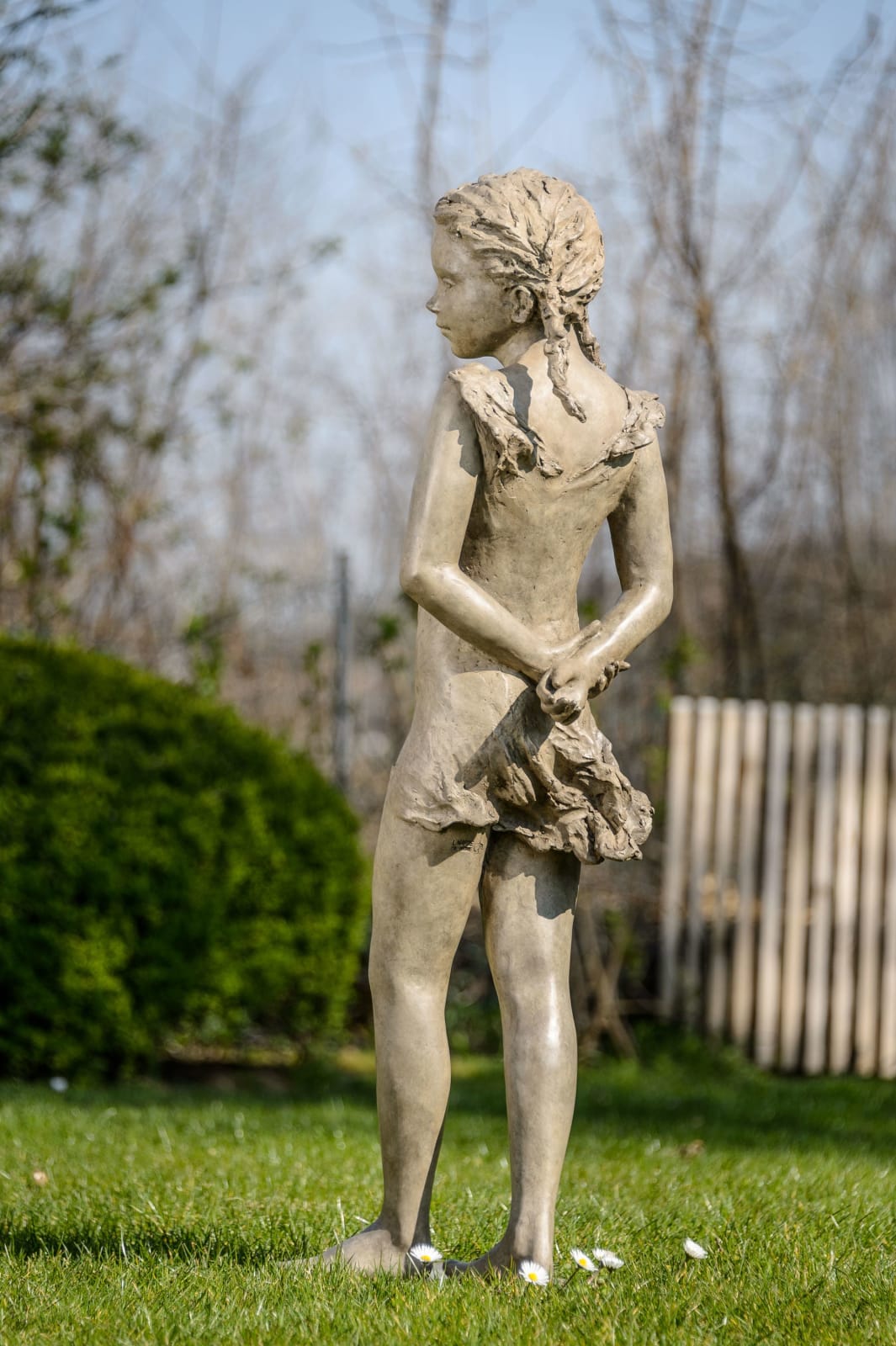 béatrice cols, cols, artiste, sculpteur, belge, robe, fille, fillette, jolie, gracieuse, douce, tresse, été, calme, douceur, rêve, bronze, taille moyenne, art thema, artthema, art, thema, antica namur, antica bruxelles, fine art fair, wavre