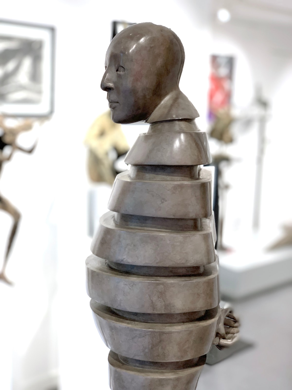 Entasis, isabel miramontes, homme debout, sculpture contemporain, art scultpure, sculpture à bronze, décoration intérieure, art décoration, art design, art maison, idée art intérieure, décoration salon, décoration jardin, décoration art, art thema heyi, galerie d'art bruxelles, galerie d'art contemporain