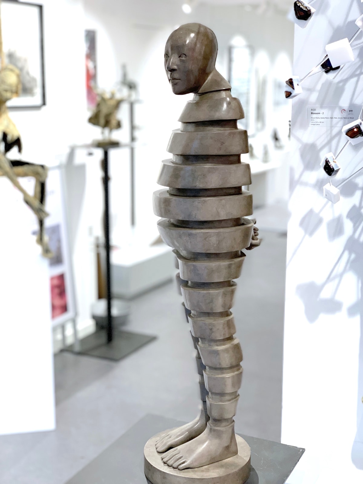 Entasis, Isabel Miramontes, staande man, hedendaagse beeldhouwkunst, beeldhouwkunst, bronzen beeld, interieurdecoratie, kunstdecoratie, kunstontwerp, huiskunst, interieurkunstidee, woonkamerdecoratie, tuindecoratie, kunstdecoratie, art thema heyi, kunstgalerie brussels, galerie voor hedendaagse kunst