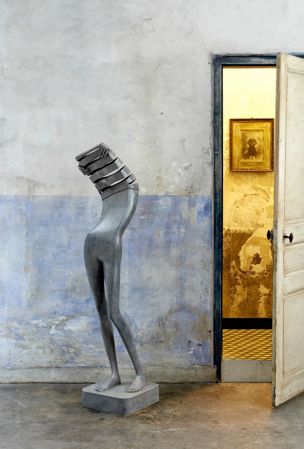 Intimidad, isabel miramontes, miramontes, bronzen beeldhouwkunst, beeldhouwkunst, figuratieve beeldhouwkunst, dynamische beeldhouwkunst, vrouwenbeeldhouwkunst, elegant meisje, minimalisme beeldhouwkunst, hedendaagse beeldhouwkunst, hedendaagse kunst, interieurontwerp, kunstontwerp, kunstdecoratie, salondecoratie, art thema heyi, Brusselse kunstgalerie