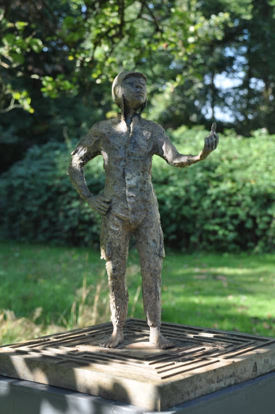 labyrint, lieven d'haese, bronzen sculptuur, jongen sculptuur, vliegenier sculptuur, winnaar sculptuur, afrikaanse sculptuur, onschuldige sculptuur, sculptuur van hoop, beeldhouwkunst, sculptuur van de natuur, interieur sculptuur, figuratieve kunst, figuratieve sculptuur, hedendaagse beeldhouwkunst, interieur design , kunstdecoratie, salondecoratie, art thema heyi, belgische kunstgalerie