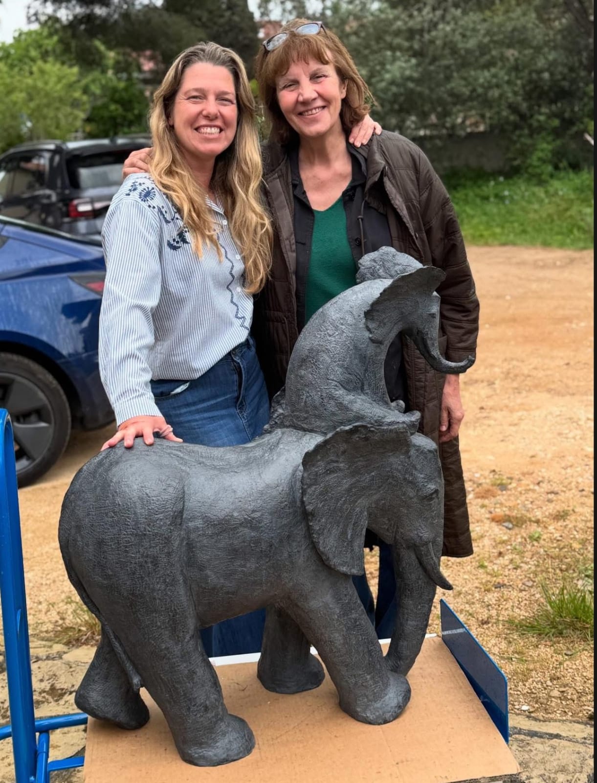 sophie verger, sculpture, bronze, éléphants, famille d'éléphants, 4 éléphants, acrobaties, l'un sur l'autre, humour, rigolo, tendre, art thema, artthema, galerie, belgique, france, smart, aix, art thema