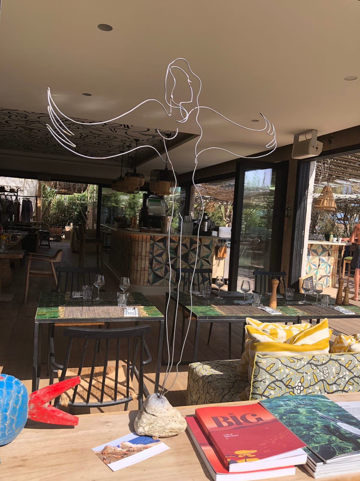 charles serruya, sculpture, fil de fer, acier, ange, femme, courbes, cabane bambou, saint tropez