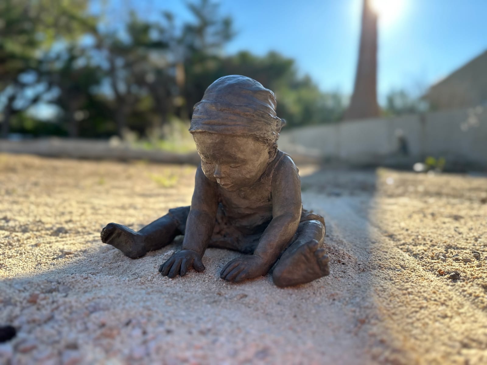 julie, béatrice cols, art thema, bronzen beeldhouwwerk, kindersculptuur, klein meisjesbeeldje, bronskunst met verlorenwasmethode, hedendaagse Belgische beeldhouwster, Béatrice Cols, verzamelbaar bronzen beeld, sculptuur met kinderthema, kunst voor verzamelaars, figuratieve bronzen sculptuur