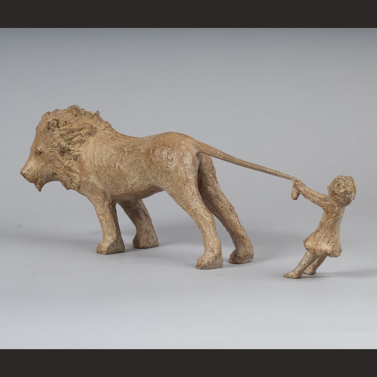 sophie verger sculpture, sculpture bronze sophie verger, art thema sophie verger, lion sophie verger, sculpture lion sophie verger, lion et petite fille sophie verger, sculpture lion et petite fille en bronze, sculpture animalière art thema, sculpture art thema sophie verger, sculpture lion smart aix