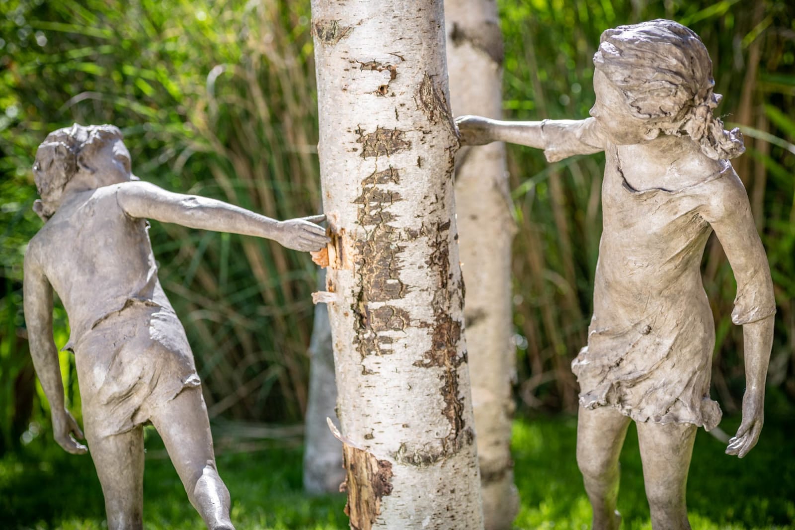 cols, artiste, sculpteur, belge, garçon, enfance, jeu, fille, garçon, cache-chache, été, bronze, moyenne taille, art thema, artthema, art, thema, antica namur, antica bruxelles, fine art fair, wavre