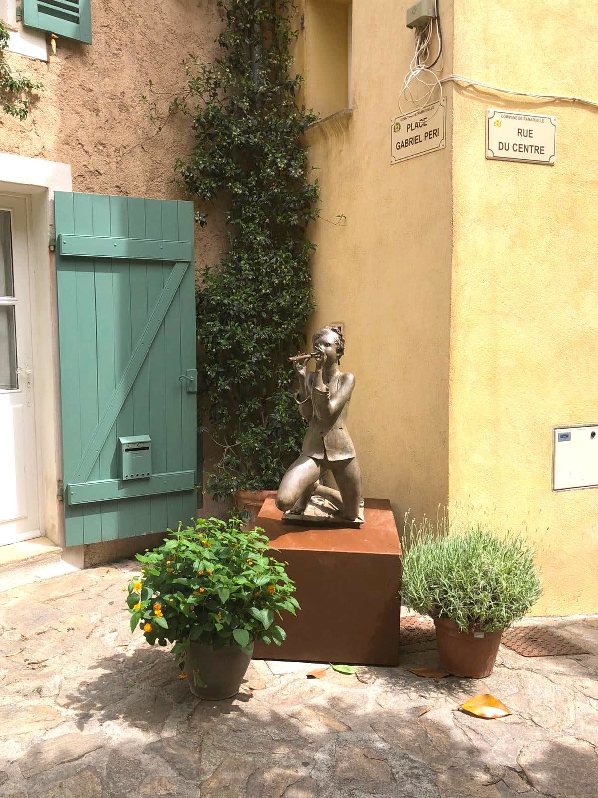 la trouvère, rené julien, sculpture en bronze, sculpture figurative, sculpture femme, sculpture d'amour, sculpture fille, sculpture romantique, sculpture contemporaine, sculpture monumentale, art thema heyi, galerie d'art bruxelles, sculpture de jardin, décoration d'intérieur, décoration d'art, design d'intérieur