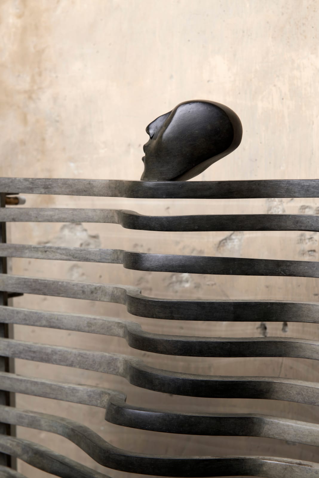 Siësta, Isabel Miramontes, staande man, siësta, wanddecoratie, eigentijds beeldhouwwerk, beeldhouwkunst, bronzen beeld, interieurdecoratie, decoratiekunst, design art, huiskunst, interieurkunstidee, woonkamerdecoratie, bibliotheekdecoratie, meubeldecoratie, thema art heyi, art gallery brussels, galerie voor hedendaagse kunst