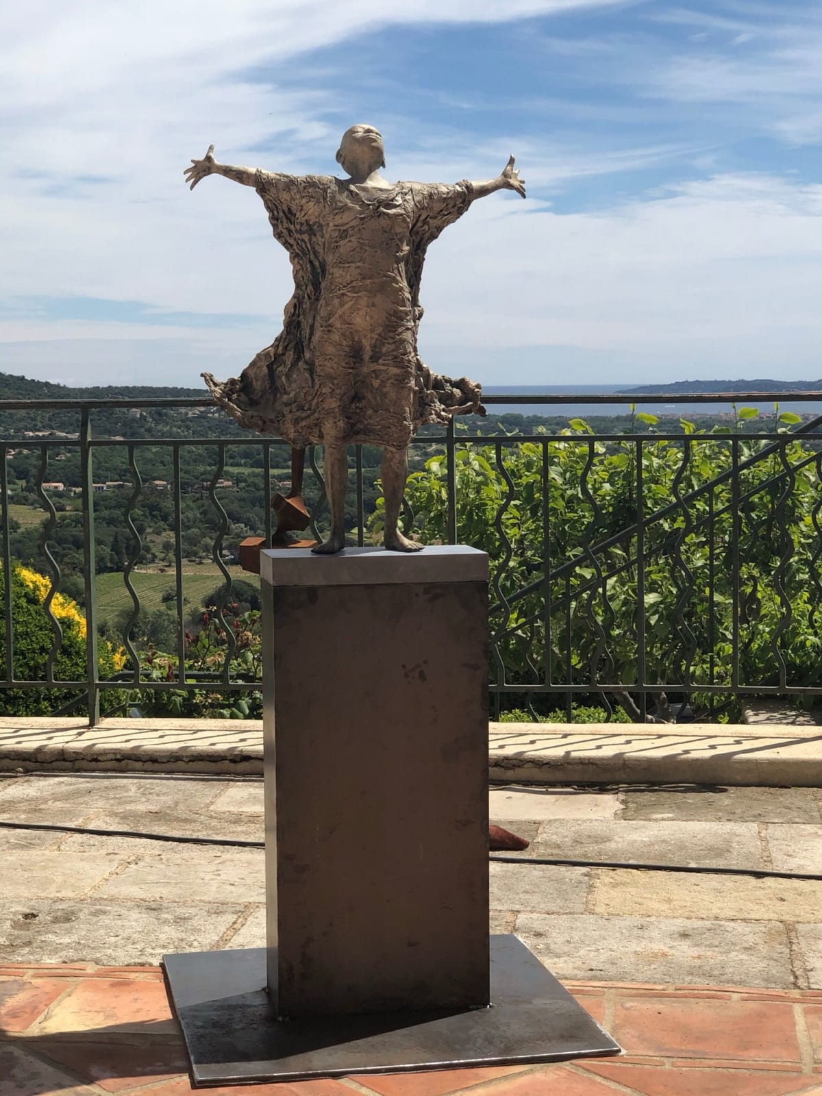 IIXV, sculpture monumentale contemporaine de Lieven D’Haese symbolisant la complétude humaine à travers les chiffres romains II, X et V, œuvre expressive pour collectionneurs et architectes d’intérieur ou de jardin.