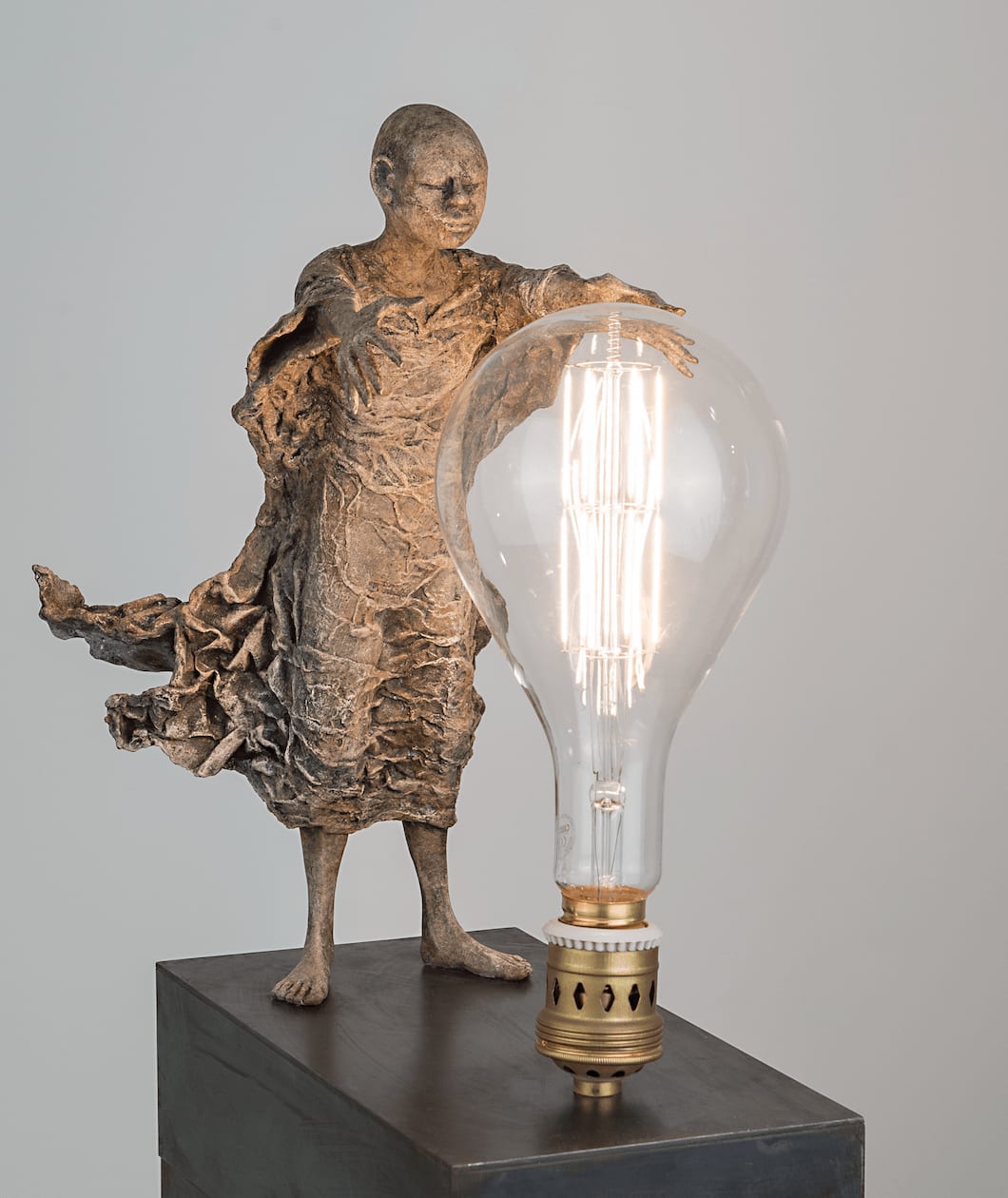visionnaire avec lumière, lieven d'haese, sculpture en bronze, sculpture lumineuse, sculpture mystère, sculpture enfant, sculpture enfant, sculpture garçon, sculpture innocente, sculpture de l'espoir, sculpture art, sculpture de la nature, sculpture intérieure, art figuratif, sculpture figurative, sculpture contemporaine, design d'intérieur, décoration d'art, décoration de salon, art theme heyi, galerie d'art belge, sculpture de jardin, sculpture extérieure, sculpture monumentale