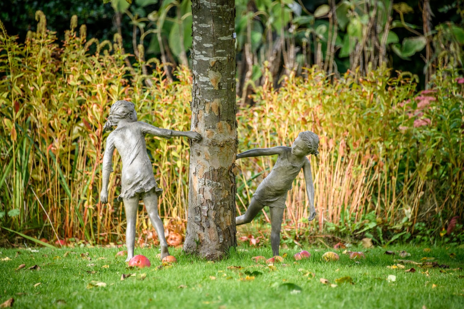 cols, artiste, sculpteur, belge, garçon, enfance, jeu, fille, garçon, cache-chache, été, bronze, moyenne taille, art thema, artthema, art, thema, antica namur, antica bruxelles, fine art fair, wavre